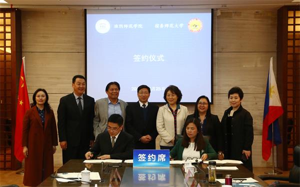图为宾主双方签约现场.jpg