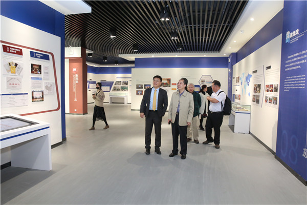 参观校史馆.jpg