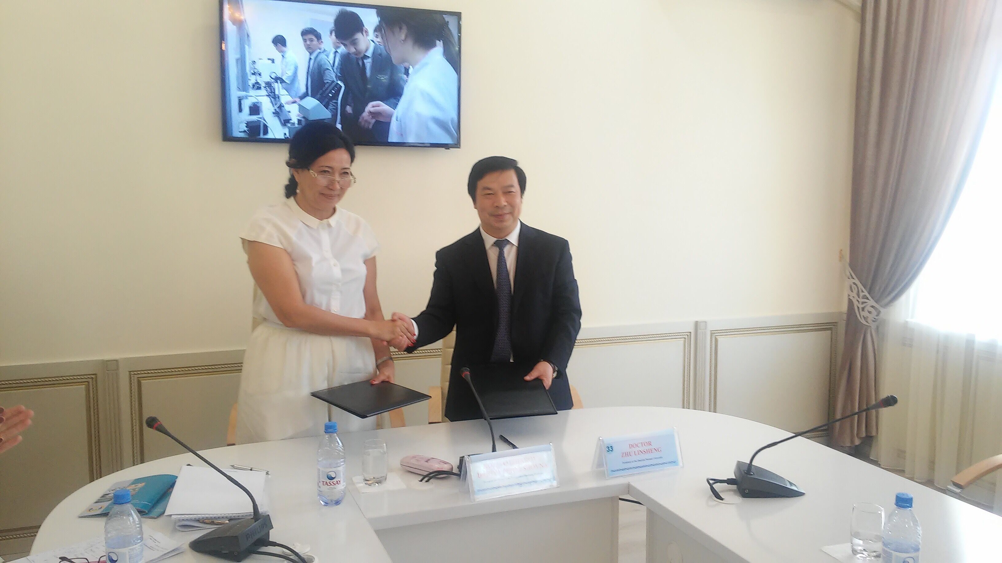 3 朱林生会见塔拉兹国立师范学院校长 Dr. Kozhamzharova Dariya Perneshovna .jpg